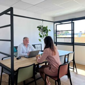 Vue de la table atelier espace cowork, coworking, bureaux, location de bureaux, salles, salles de réunion, location de salles de réunion, ateliers, séminaires, formation, évènements, réseau, Ty Work, Ty Workers, Larmor, Larmor Plage, Lorient, Morbihan, Bretagne, Bord de mer,